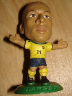 ตุ๊กตาโมเดลนักฟุตบอล ฮ.ลาร์สสัน ทีมชาติสวีเดน โครินเธียน ไมโครสตาร์ - Series 6/2002 Green Base - MC958 ใหม่ / H.LARSSON SWEDEN National Football Team Corinthian MicroStars Football Figure - Series 6/2002 Green Base - MC958 NEW