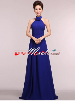 พร้อมเช่า ชุดราตรียาว สีน้ำเงิน คล้องคอ อกอัดพลีทตลอดจนถึงช่วงเอว เพิ่มดอกใต้คอ