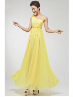 พร้อมเช่า ชุดราตรียาว ไหล่เดียว ผ้าชีฟองแต่งดอกที่ไหล่ เอวคาดเพชรสวย สีเหลือง