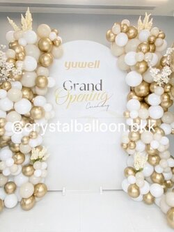 Organic Backdrop เปิดงาน ฉาก U คว่ำ ขนาด กว้าง 1.4 เมตร สูง 2.2 เมตร (ฉากทำสี) 2 ข้าง พร้อม เสาลูกโป่ง ลูกโป่งยาง ขนาด 36" สีทองอ่อนโครเมี่ยม 2 เสา พร้อมตกแต่ง สามารถเปลี่ยนสีลูกโป่ง/เปลี่ยนข้อความ/เปลี่ยนสี-ฉากได้