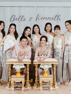 เช่า ชุดไทย ชุดเพื่อนเจ้าสาว ชุดไทยผ้าถุงสีเทาชาเงิน สไบสีครีม