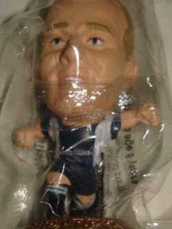 ตุ๊กตาโมเดลนักฟุตบอล อ.เชียเรอร์ สโมสรนิวคาสเซิล ยูไนเต็ด โครินเธียน ไมโครสตาร์ - Series 6/2002 Gold Base - MC1329 ใหม่ / A.SHEARER NEWCASTLE UNITED Football Club Corinthian MicroStars Football Figure - Series 6/2002 Gold Base - MC1329 NEW