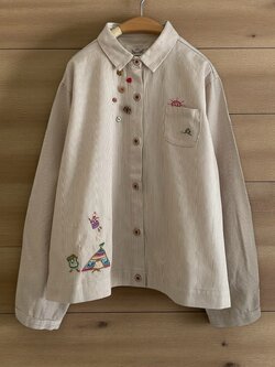 เสื้อเชิ้ตผ้าฝ้ายลายริ้วแต่งกระเป๋า ดีเทลงานปักน่ารักมาก