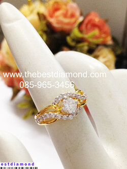 BR208+++แหวนเพชรล้อม บ่าข้างเอี้ยวๆ ++แบบทันสมัย ดูดี intrend มากๆๆ แบบออกมาจากร้านจิวเวลลี่เลย เพชรสวยวิ๊งๆ ดูไฮโซ สวยสุดๆ รับประกัน