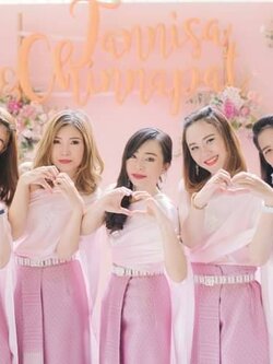 เช่า ชุดไทย ชุดเพื่อนเจ้าสาว ชุดไทยผ้าถุงสีกลีบบัว สไบเรียบสีชมพูอ่อน