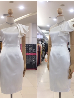 พร้อมเช่า ราตรีสั้น เดรสไหล่เดียว ผ้าดัชเชส ทรงเข้ารูป แต่งระบาย สีขาว