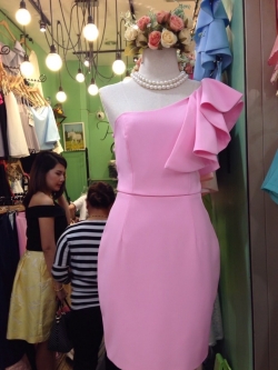 พร้อมส่ง ชุดออกงาน ไหล่เดียว แต่งระบาย สีชมพู ใส่ได้ทั้งงานเช้า งานเย็น