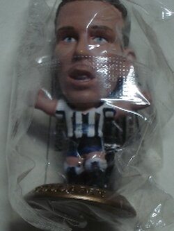 ตุ๊กตาโมเดลนักฟุตบอล ค.เบลลามี่ สโมสรนิวคาสเซิล ยูไนเต็ด โครินเธียน ไมโครสตาร์ - Series 8/2004 Gold Base - MC2140 ใหม่ / C.BELLAMY NEWCASTLE UNITED Football Club Corinthian MicroStars Football Figure - Series 8/2004 Gold Base - MC2140 NEW