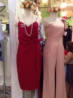 พร้อมส่ง ชุดออกงาน แบบเรียบหรู สีแดง Burgundy ผูกโบว์ข้าง ใส่ได้ทั้งงานเช้า งานเย็น