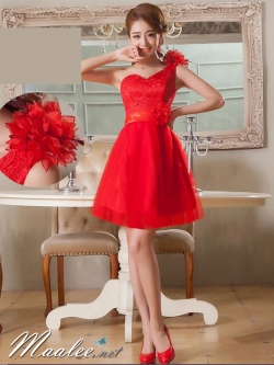 พร้อมเช่า ชุดราตรีสั้น เกาะอก ไหล่เดียว ลูกไม้ช่วงอก แต่งดอกที่ไหล่และเอว กระโปรงตาข่าย สีแดง (ด้านหลังเป็นเชือกผูก)