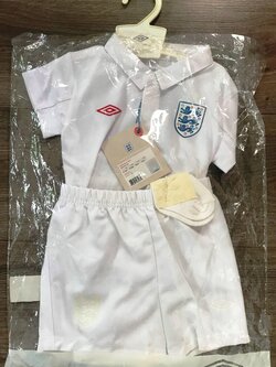 เสื้อฟุตบอล ทีมชาติอังกฤษ ชุดเหย้า ชุดลุยศึกฟุตบอลโลก 2010 ใหม่ Infant 6-12 M-Size / ENGLAND Football Shirt Home Kit World Cup 2010 Jersey NEW Infant 6-12 M-Size