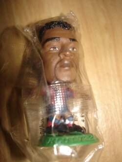 ตุ๊กตาโมเดลนักฟุตบอล พ.ไคลเวิร์ต สโมสรบาร์เซโลน่า โครินเธียน ไมโครสตาร์ - Series 2/2001 Green Base - MC021 ใหม่ / P.KLUIVERT BARCELONA Football Club Corinthian MicroStars Football Figure - Series 2/2001 Green Base - MC021 NEW