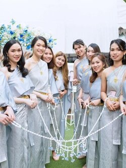 เช่า ชุดไทย ชุดเพื่อนเจ้าสาว ชุดไทยผ้าถุงสีเทาเงิน สไบเรียบ สีเทา