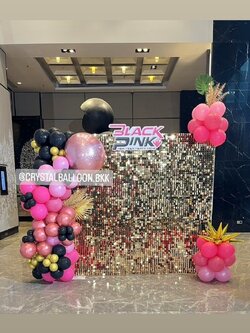 Organic Backdrop ฉากวิบวับ สีทอง ขนาด 2x2 เมตร Theme ชมพู-ดำ พร้อม ป้ายอิงค์เจ็ท ขนาด 80 ซม. 1 ชิ้น พร้อมตกแต่ง สามารถเปลี่ยนสีลูกโป่ง/เปลี่ยนข้อความได้