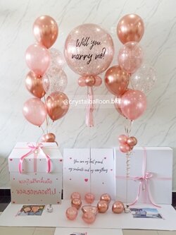 Surprised Box Will You Marry Me? กล่องเซอร์ไพรส์ขอแต่งงาน Bubble ขนาด 24" กลิตเตอร์สีโรสโกลด์ พร้อม ช่อลูกโป่ง 7 ลูก 2 ช่อ พร้อมตกแต่ง สามารถใส่รูปได้ 4 ใบ พร้อมตกแต่ง สามารถเปลี่ยนสีลูกโป่ง/เปลี่ยนข้อความ/เปลี่ยนฟอยล์ตกแต่งได้