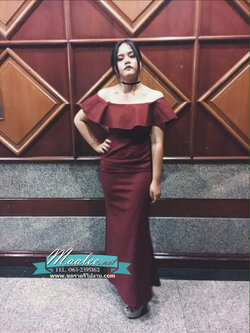 พร้อมเช่า ชุดราตรียาว ราตรียาว ชุดเดรส สีแดงเบอร์กันดี ปาดไหล่ ระบาย