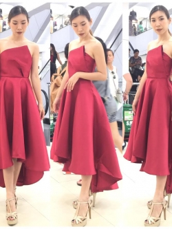 พร้อมเช่า ชุดเดรสเนื้อไหม เกาะอกจับเดรป ชายย้วย หน้าสั้นหลังยาว สีแดง