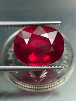 ทับทิมสีแดงสด 8.45 กะรัตขนาดใหญ่