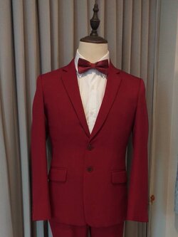 สูทตัดพร้อมเช่า ชุดสูทชาย สีไวน์แดง รุ่นกระดุมสองเม็ด ไม่มีเสื้อกั๊ก