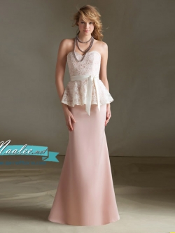 พร้อมเช่า ชุดราตรียาว เกาะอก ลูกไม้สีขาว ระบายช่วงเอวพร้อมโบว์สีขาว ตัวกระโปรงสีชมพูทรงหางปลา