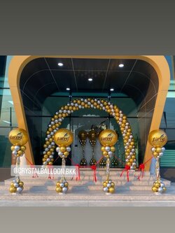 เสาลูกโป่ง เปิดงาน Bubble ขนาด 36" กลิตเตอร์สีทอง 8 เสา พร้อม ริบบิ้นตัดเปิดงาน 3 ท่าน พร้อม ซุ้มโค้ง เปิดงาน ขนาด กว้าง 4.5 เมตร สูง 3.5 เมตร Theme สีเงินโครเมี่ยม-ทองโครเมี่ยม พร้อมตกแต่ง สามารถเปลี่ยนสีลูกโป่ง/เปลี่ยนข้อความได้