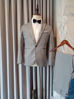 พร้อมเช่า ชุดสูทชาย (สูทแฟชั่น) เนื้อผ้าใส่สบาย สีเทา (ไม่มีเสื้อกั๊ก)