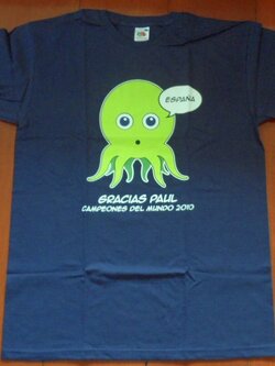 เสื้อที-เชิ๊ต (เสื้อยืดคอกลม) ฟุตบอล ทีมชาติสเปน ชุดที่ระลึก แชมป์ฟุตบอลโลก 2010 'GRACIAS PAUL' ใหม่ M-Size / SPAIN Football T-Shirt Commemorative Kit FIFA WORLD CHAMPIONS 2010 'GRACIAS PAUL' Jersey NEW M-Size