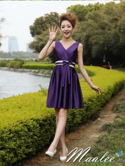 พร้อมเช่า ชุดราตรีสั้น แขนกุด สีม่วง ผ้าซาติน คาดเอวสีครีม แต่งโบว์ตรงเอว