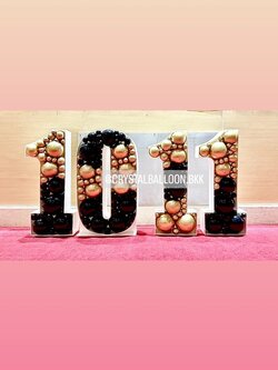 Number Balloon Mosaic สูง 90 ซม. แท่นตัวเลข 4 แท่น Theme สีดำ-ทองอ่อนโครเมี่ยม พร้อมตกแต่ง สามารถเปลี่ยนสีลูกโป่ง/เปลี่ยนแท่นตัวเลขได้
