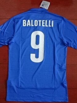 เสื้อฟุตบอล #9 มาริโอ บาโลเตลลี่ ทีมชาติอิตาลี ชุดเหย้า ชุดลุยศึกฟุตบอลโลก 2014 ใหม่ L-Size / #9 BALOTELLI ITALY Football Shirt Home Kit World Cup 2014 Jersey NEW L-Size