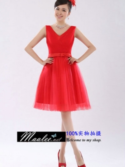 พร้อมเช่า ชุดราตรีสั้น แขนกุด สีแดง คอวี จับจีบผ้าโปร่งสวย แต่งโบว์ที่เอว