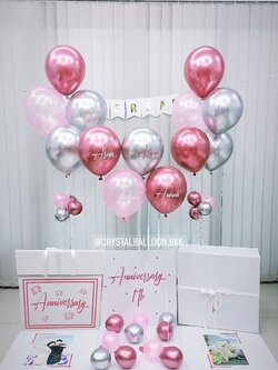 Happy Anniversary Surprise Box กล่องเซอร์ไพรส์วันครบรอบ Theme สีชมพูแชมเปญโครเมี่ยม-เงิน พร้อมป้ายธง 11 ตัวอักษร พร้อมตกแต่ง ช่อลูกโป่ง 5 ลูก 2 ช่อ สามารถใส่รูปได้ 2 ใบ สามารถเปลี่ยนสีลูกโป่ง/เปลี่ยนสีข้อความได้