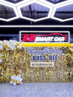 Organic Backdrop วันเกิด ฉากวิบวับ สีทอง ขนาด 5 เมตร Theme สีทองโครเมี่ยม-ขาว พร้อม ป้ายอิงค์เจ็ท ขนาด 200 ซม. 1 ชิ้น พร้อมตกแต่ง สามารถเปลี่ยนสีลูกโป่ง/เปลี่ยนข้อความได้