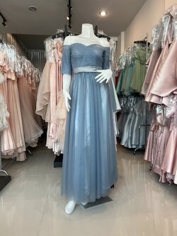 พร้อมเช่า ชุดราตรียาว & แบบปาดไหล่ สีฟ้าอมเทา กระโปรงผ้าโปร่งตาข่ายนิ่ม ใส่สบายตัว อกจับจีบ ผ้าซาตินคาดเอว (เชือกผูกหลัง)