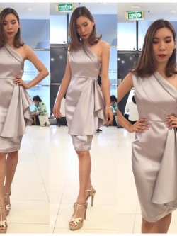 พร้อมส่ง ชุดเดรสสั้น เดรสไหล่เดียว ผ้าดัชเชส แพทเทิร์นเนียบ แต่งระบายสะโพก สีเทา