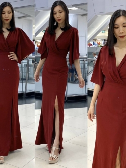 พร้อมเช่า ราตรียาว แบบมีแขน สีไวน์แดง คอวี แหวกหน้าขา (สำหรับสาวไซส์ใหญ่)