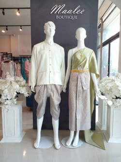 เช่า ชุดไทย ชุดเพื่อนเจ้าสาว ชุดไทยผ้าถุงสีเทาชาเงิน สไบเรียบสีเขียวอ่อน