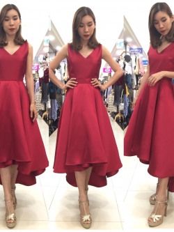 พร้อมเช่า ชุดเดรสเนื้อไหม คอวี แขนกุดจับเดรป ชายย้วย หน้าสั้นหลังยาว สีแดง