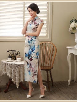 Pre-order กี่เพ้า สีเหลือง ลายดอกไม้สีฟ้า ผ่าข้าง กุ๊นขอบอย่างดี