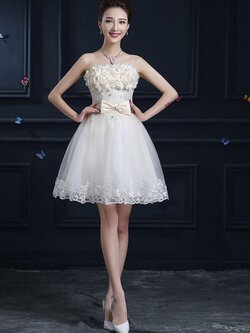 พร้อมเช่า ชุดราตรีสั้น เกาะอก แต่งดอกช่วงอก ผ้าตาข่ายปักเลื่อม แต่งโบว์คริสตัลช่วงเอว สีครีม Champagne