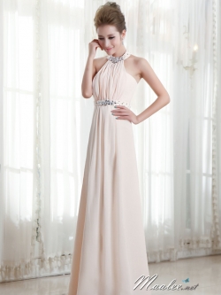 พร้อมเช่า ชุดราตรียาว แบบเกาะอก เพิ่มความเซ็กซี่สไตล์คล้องคอ โชว์หลัง ผ้าชีฟอง แต่งคริสตัลสวยหรู สีครีม