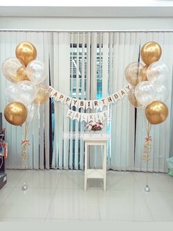 ลูกโป่ง วันเกิด ช่อลูกโป่ง ช่อ 9 ลูก 2 ช่อ Theme สีทอง พร้อม ป้ายธง Happy Birthday พร้อม ตัวอักษรชื่อเจ้าของวันเกิด 6 ตัวอักษร พร้อมตกเเต่ง สามารถเปลี่ยนสีลูกโป่ง/เปลี่ยนชื่อเจ้าของวันเกิดได้