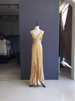 พร้อมเช่า ชุดราตรียาว คอวี สีทอง อัดพลีททั้งตัว ปักเลื่อมและลูกปัดรอบเอวและช่วงคอ