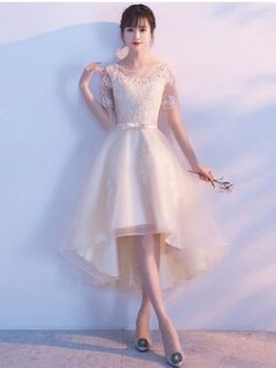 พร้อมเช่า ชุดแต่งงาน มินิมอล ชุดหมั้น ลูกไม้ แขนสั้น หน้าสั้น หลังยาว ชุดพรีเวดดิ้ง สีครีม