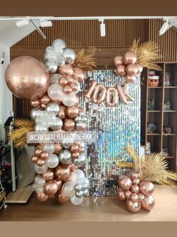 Organic Backdrop ฉลองครบรอบ ฉากวิบวับ สีเงิน ขนาด 1.5x2 เมตร Theme สีโรสโกล พร้อม ฟอยล์ตัวอักษร 16" 4 ตัวอักษร,ประดับใบไม้ทอง พร้อมตกแต่ง สามารถเปลี่ยนสีลูกโป่ง/เปลี่ยนสี-ฟอยล์ตัวอักษรได้