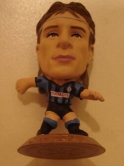 ตุ๊กตาโมเดลนักฟุตบอล ค.คานิกเกีย สโมสรอตาลันต้า โครินเธียน ไมโครสตาร์ - Legend Sweden Series 2005 Gold Base - MC4120 ใหม่ / C.CANIGGIA ATALANTA Football Club Corinthian MicroStars Football Figure - Legend Sweden Series 2005 Gold Base - MC4120 NEW