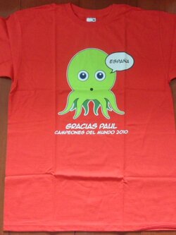 เสื้อที-เชิ๊ต (เสื้อยืดคอกลม) ฟุตบอล ทีมชาติสเปน ชุดที่ระลึก แชมป์ฟุตบอลโลก 2010 'GRACIAS PAUL' ใหม่ S-Size / SPAIN Football T-Shirt Commemorative Kit FIFA WORLD CHAMPIONS 2010 'GRACIAS PAUL' Jersey NEW S-Size
