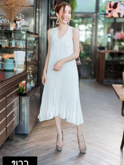 พร้อมเช่า เดรสแขนกุดอัดพลีท ผ้าสวยเงา เนื้อผ้าหนา นิ่ม ใส่สบาย สีขาว