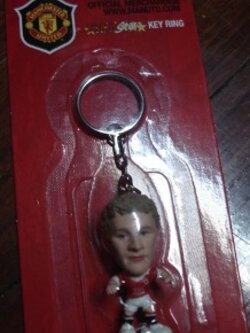 พวงกุญแจ ตุ๊กตาโมเดลนักฟุตบอล อ.โซลชาร์ สโมสรแมนเชสเตอร์ ยูไนเต็ด โครินเธียน ไมโครสตาร์ - 2007 ใหม่ / O.SOLSKJAER MANCHESTER UNITED Football Club Corinthian MicroStars Football Figure Key Ring - 2007 NEW