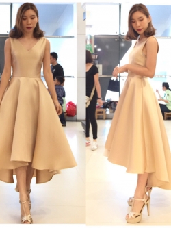 พร้อมเช่า ชุดเดรสเนื้อไหม คอวี แขนกุดจับเดรป ชายย้วย หน้าสั้นหลังยาว สีทอง